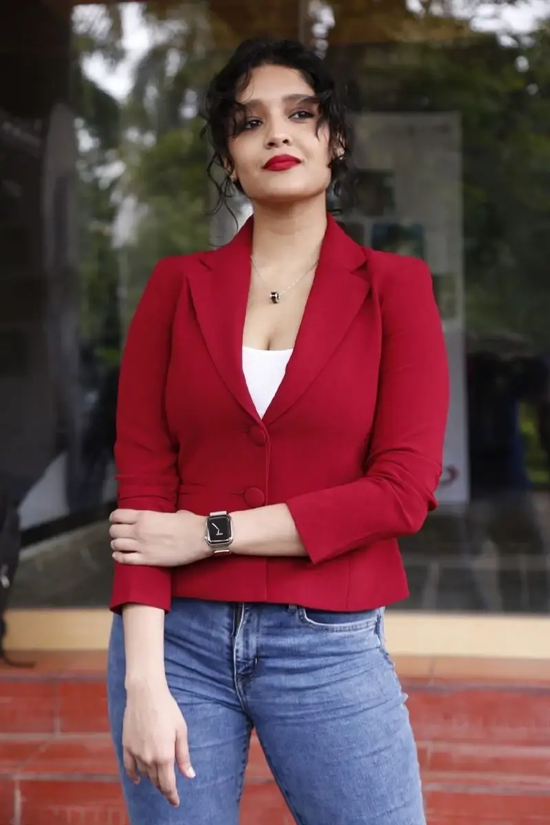 INDIAN ACTRESS RITIKA SINGH SMILING IN RED TOP BLUE JEANS 6